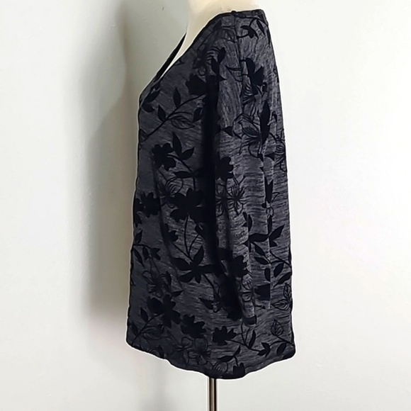 Onque Gray Top with Black Velvet Floral, Size Large - Picture 4 of 8